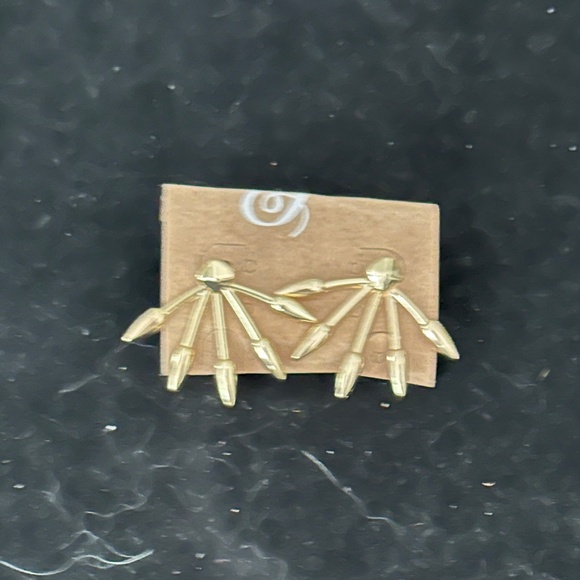 NEW PLUNDER Gold accented stud earrings - Picture 1 of 2
